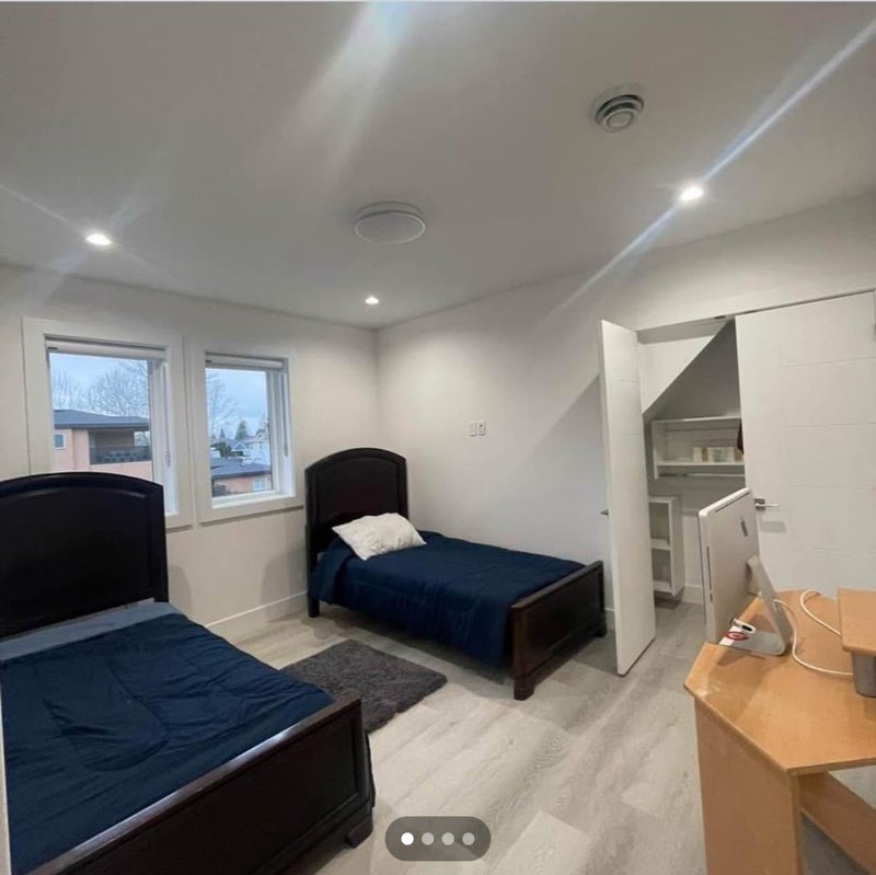 6985 Canada Way - 1